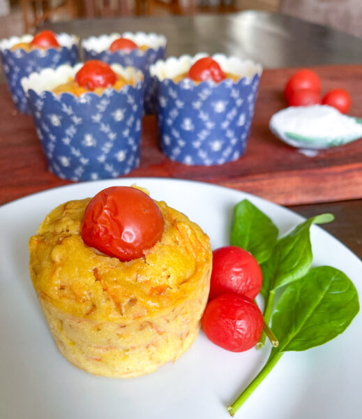 Solo ricotta carrot muffin with spinach leaves and tomatoes.